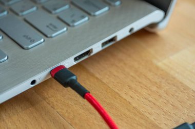 USB tip C bir yüksek hızlı veri transferidir ve hızlı ya da hızlı şarj bataryasıdır. Bir bilgisayar, dizüstü bilgisayar ya da cep telefonu için yeni bir bağlantı portudur. Not defterine kırmızı bir kablo tıpası.