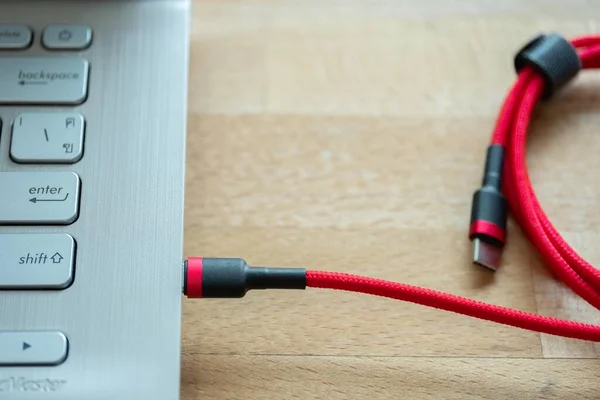 USB tip C bir yüksek hızlı veri transferidir ve hızlı ya da hızlı şarj bataryasıdır. Bir bilgisayar, dizüstü bilgisayar ya da cep telefonu için yeni bir bağlantı portudur. Not defterine kırmızı bir kablo tıpası.