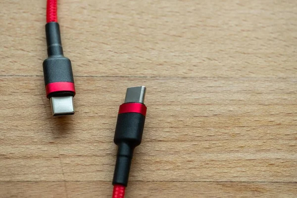 USB tip C bir yüksek hızlı veri transferidir ve hızlı ya da hızlı şarj bataryasıdır. Bir bilgisayar, dizüstü bilgisayar ya da cep telefonu için yeni bir bağlantı portudur. Not defterine kırmızı bir kablo tıpası.