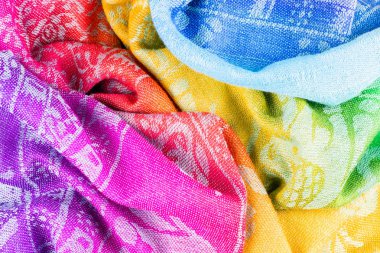 Renkli kıvrımlı ve kıvrımlı ipek, grafikle zenginleştirilmiş 