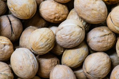 Beynini beslemek için olgun cevizleri iyileştiriyorsun..