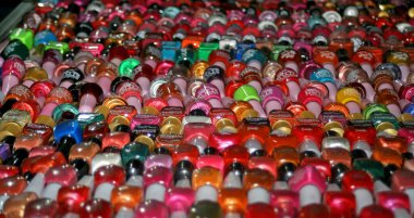 Büyük gösteri odasının ojesi çok farklı renklerde.