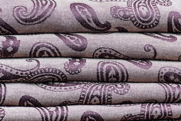 Seidentextil mit einem Strudel und ethnischen Muster und gleichmäßig gelegten Reihen — Stockfoto