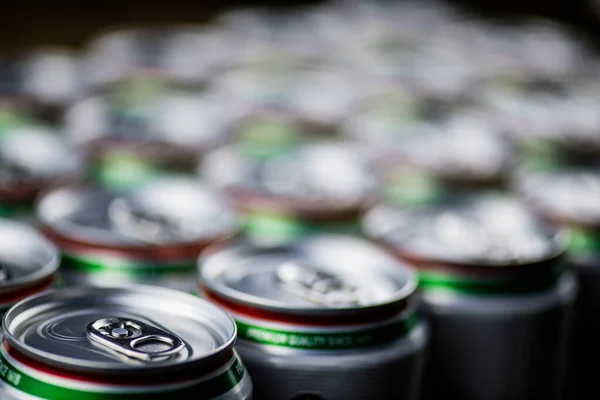 Aluminum containers for drinks for adults and children. — Stock Photo, Image