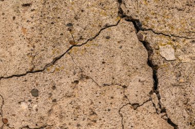 Çatlaklı eski beton ve zaman ve hava koşullarından kaynaklanan doğal yıkım