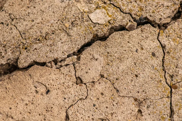 Starý Betonový Cement Prasklinami Přirozenou Destrukcí Časových Povětrnostních Podmínek — Stock fotografie