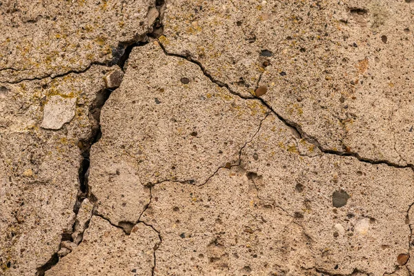 Çatlaklı eski beton ve zaman ve hava koşullarından kaynaklanan doğal yıkım