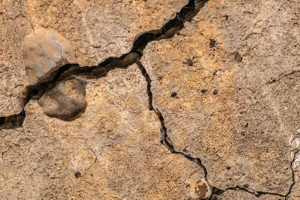 Starý Betonový Cement Prasklinami Přirozenou Destrukcí Časových Povětrnostních Podmínek — Stock fotografie