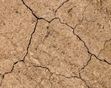 Çatlaklı eski beton ve zaman ve hava koşullarından kaynaklanan doğal yıkım