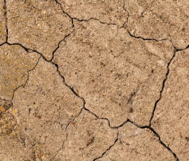 Çatlaklı eski beton ve zaman ve hava koşullarından kaynaklanan doğal yıkım