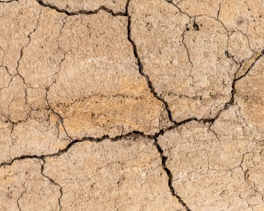 Çatlaklı eski beton ve zaman ve hava koşullarından kaynaklanan doğal yıkım