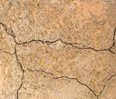 Çatlaklı eski beton ve zaman ve hava koşullarından kaynaklanan doğal yıkım