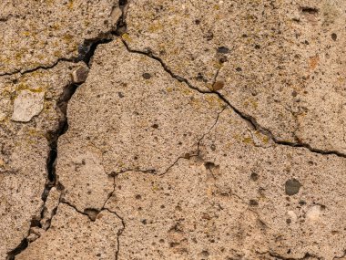 Çatlaklı eski beton ve zaman ve hava koşullarından kaynaklanan doğal yıkım