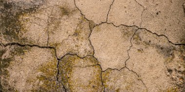 Çatlaklı eski beton ve zaman ve hava koşullarından kaynaklanan doğal yıkım