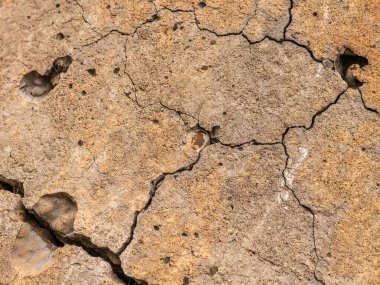 Çatlaklı eski beton ve zaman ve hava koşullarından kaynaklanan doğal yıkım