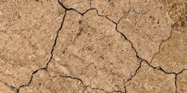 Çatlaklı eski beton ve zaman ve hava koşullarından kaynaklanan doğal yıkım