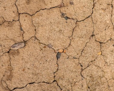 Çatlaklı eski beton ve zaman ve hava koşullarından kaynaklanan doğal yıkım