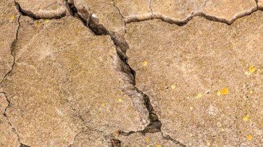 Çatlaklı eski beton ve zaman ve hava koşullarından kaynaklanan doğal yıkım