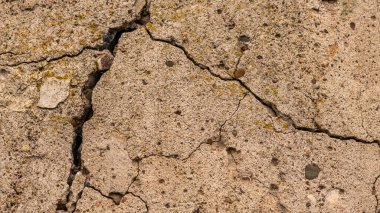 Çatlaklı eski beton ve zaman ve hava koşullarından kaynaklanan doğal yıkım