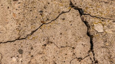 Çatlaklı eski beton ve zaman ve hava koşullarından kaynaklanan doğal yıkım