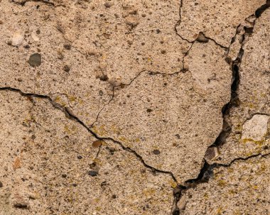 Çatlaklı eski beton ve zaman ve hava koşullarından kaynaklanan doğal yıkım
