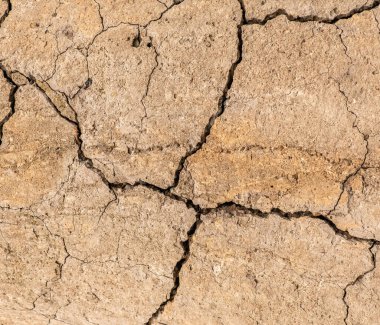 Çatlaklı eski beton ve zaman ve hava koşullarından kaynaklanan doğal yıkım