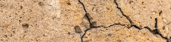 時や天候による亀裂や自然破壊を伴う古いコンクリートセメントは — ストック写真