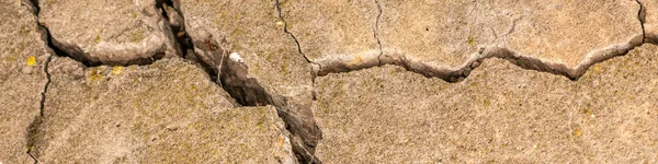 时间和气候条件造成裂缝和自然破坏的旧混凝土水泥 — 图库照片