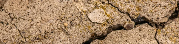 Alter Betonzement Mit Rissen Und Natürlicher Zerstörung Durch Zeit Und — Stockfoto