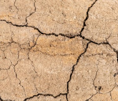 Çatlaklı eski beton ve zaman ve hava koşullarından kaynaklanan doğal yıkım