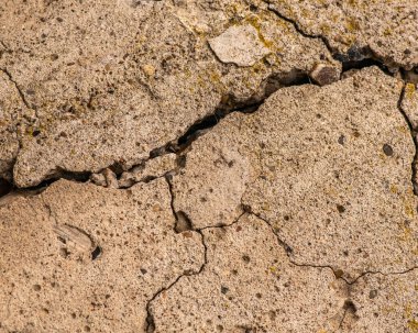 Çatlaklı eski beton ve zaman ve hava koşullarından kaynaklanan doğal yıkım
