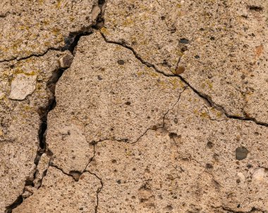 Çatlaklı eski beton ve zaman ve hava koşullarından kaynaklanan doğal yıkım
