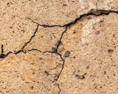 Çatlaklı eski beton ve zaman ve hava koşullarından kaynaklanan doğal yıkım