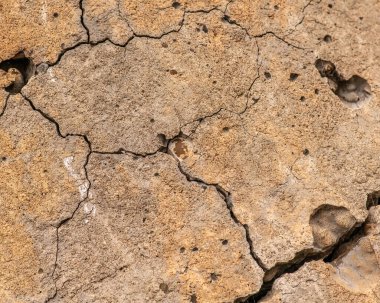 Çatlaklı eski beton ve zaman ve hava koşullarından kaynaklanan doğal yıkım