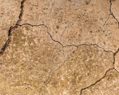 Çatlaklı eski beton ve zaman ve hava koşullarından kaynaklanan doğal yıkım