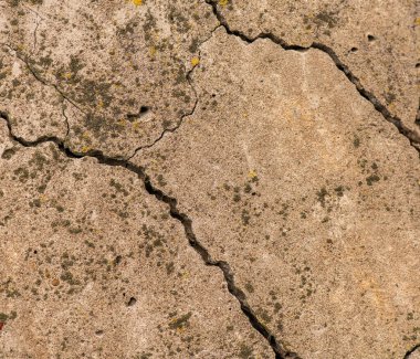 Çatlaklı eski beton ve zaman ve hava koşullarından kaynaklanan doğal yıkım