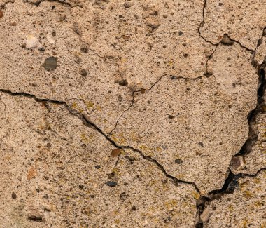Çatlaklı eski beton ve zaman ve hava koşullarından kaynaklanan doğal yıkım