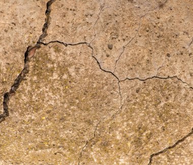 Çatlaklı eski beton ve zaman ve hava koşullarından kaynaklanan doğal yıkım