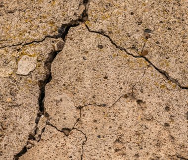 Çatlaklı eski beton ve zaman ve hava koşullarından kaynaklanan doğal yıkım