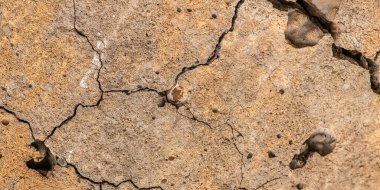 Çatlaklı eski beton ve zaman ve hava koşullarından kaynaklanan doğal yıkım