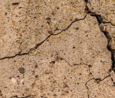 Çatlaklı eski beton ve zaman ve hava koşullarından kaynaklanan doğal yıkım