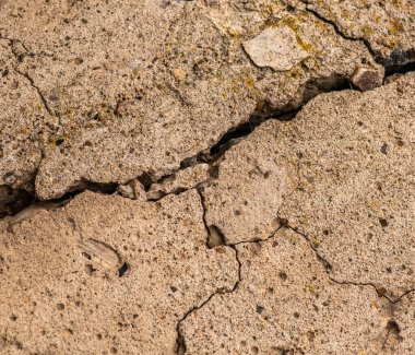 Çatlaklı eski beton ve zaman ve hava koşullarından kaynaklanan doğal yıkım