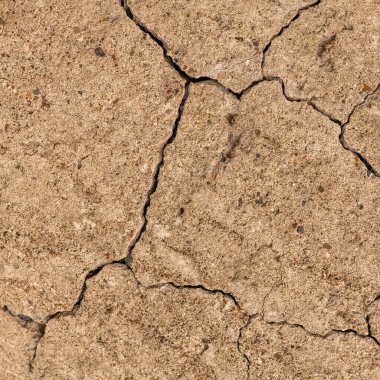 Çatlaklı eski beton ve zaman ve hava koşullarından kaynaklanan doğal yıkım