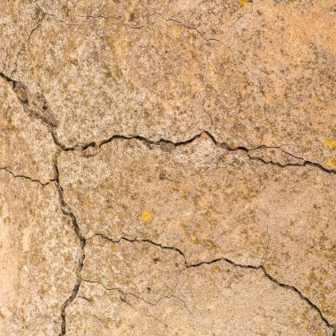 Çatlaklı eski beton ve zaman ve hava koşullarından kaynaklanan doğal yıkım