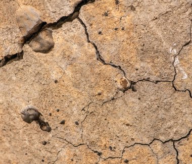 Çatlaklı eski beton ve zaman ve hava koşullarından kaynaklanan doğal yıkım