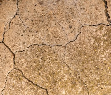 Çatlaklı eski beton ve zaman ve hava koşullarından kaynaklanan doğal yıkım
