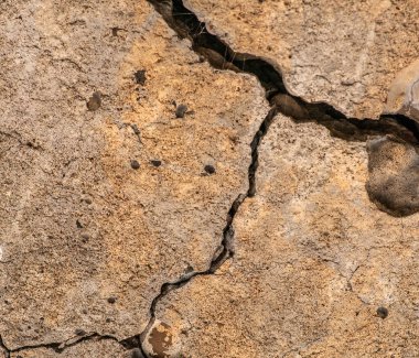 Çatlaklı eski beton ve zaman ve hava koşullarından kaynaklanan doğal yıkım