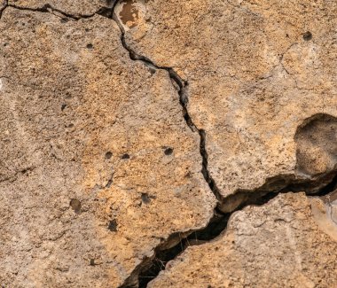 Çatlaklı eski beton ve zaman ve hava koşullarından kaynaklanan doğal yıkım
