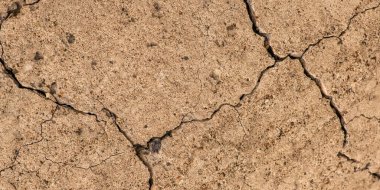 Çatlaklı eski beton ve zaman ve hava koşullarından kaynaklanan doğal yıkım