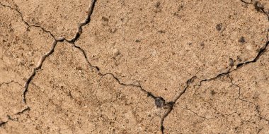 Çatlaklı eski beton ve zaman ve hava koşullarından kaynaklanan doğal yıkım
